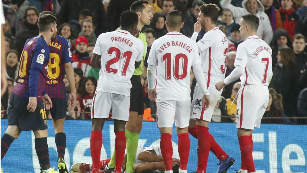 Los jugadores del Sevilla protestan una accin mientras Carrio (30)...