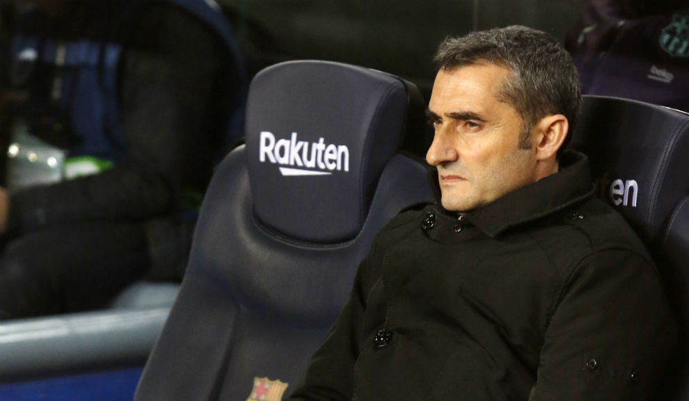 Valverde on the bench at the Camp Nou.