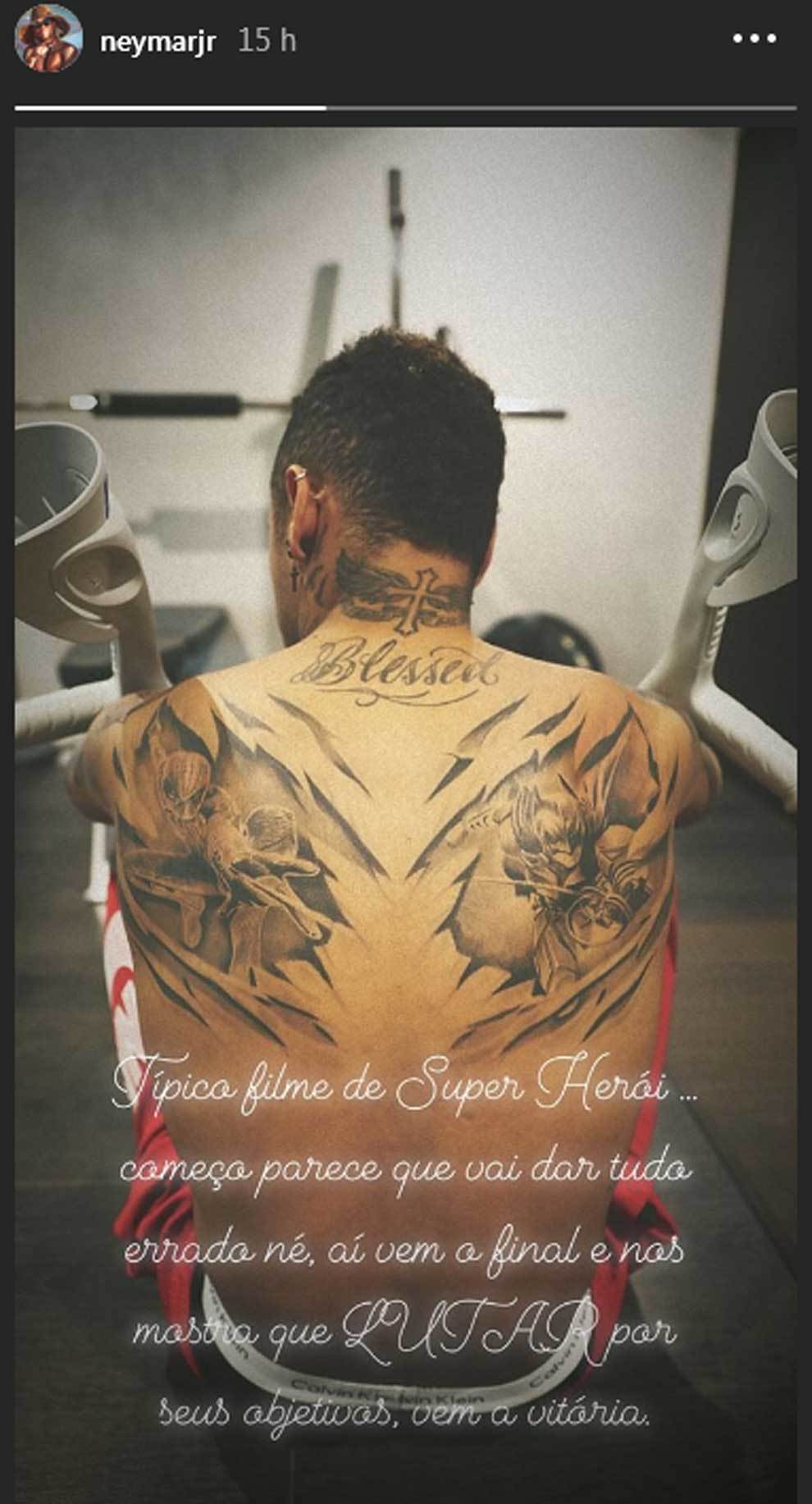 Imagen y mensaje de Neymar, con su espalda tatuada con superhroes,...