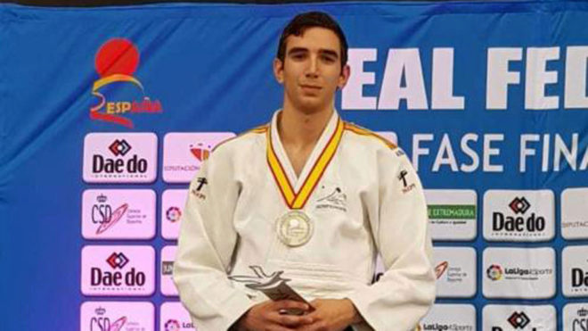 Sergio Ibez, con su medalla de plata en el Campeonato de Espaa...