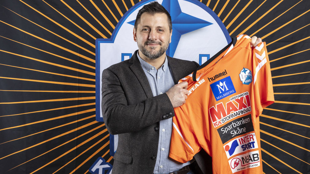 Ljubomir Vranjes posa con la camiseta del IFK Kristianstad