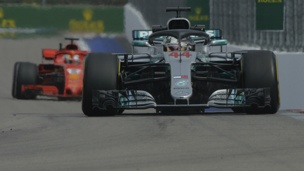 Hamilton rueda por delante de Vettel.