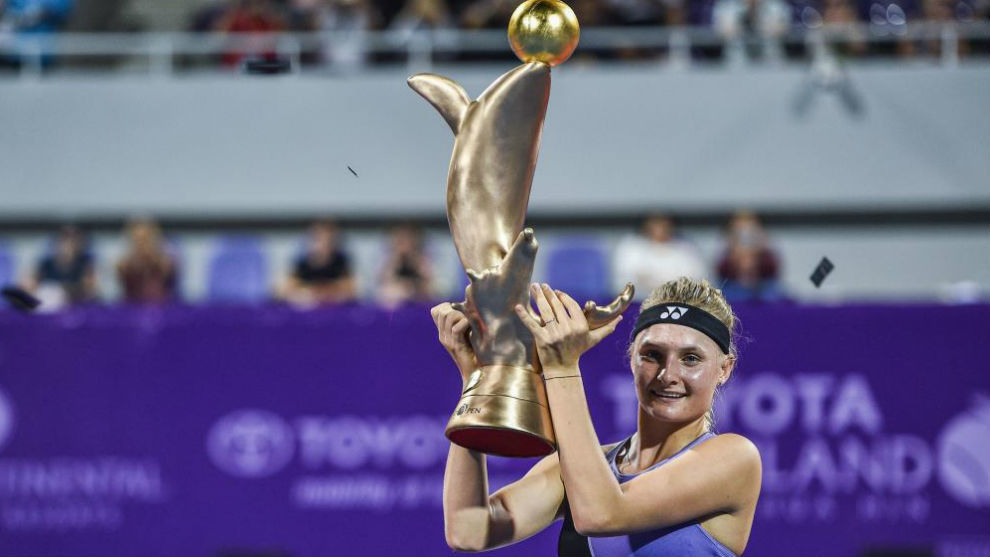 Yastremska levanta el trofeo