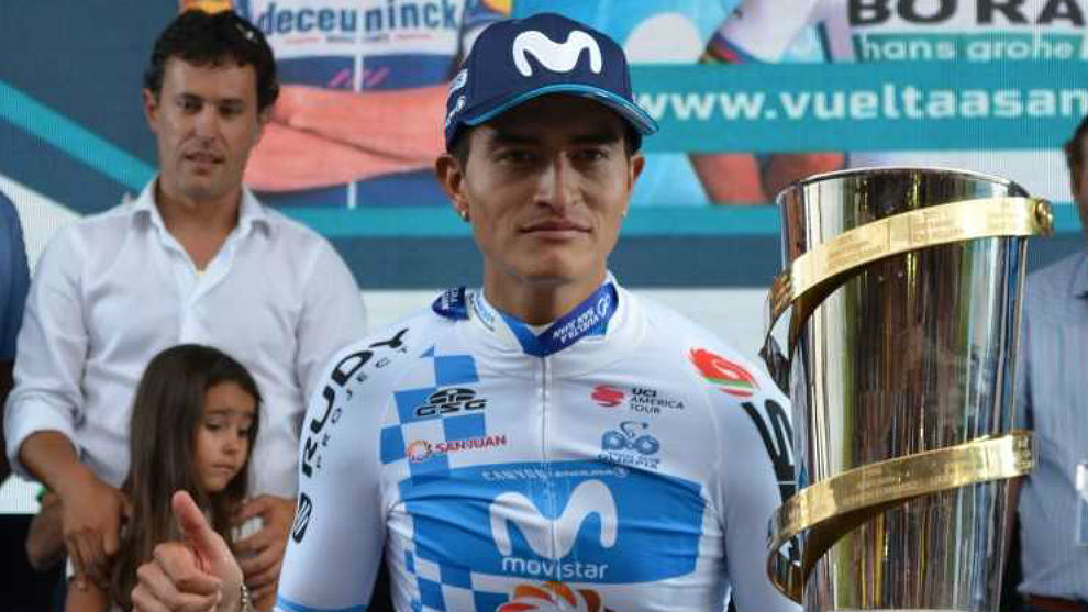Winner Anacona con su trofeo de ganador de la Vuelta a San Juan.