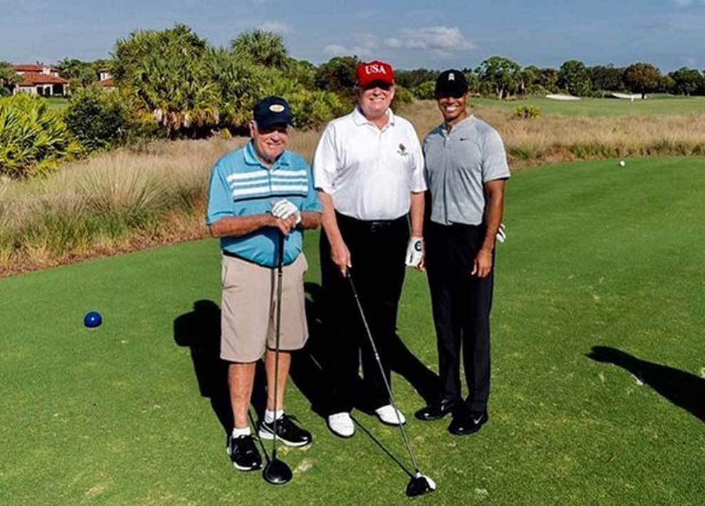 Donald Trump posando con Tiger Woods y Jack Nicklaus