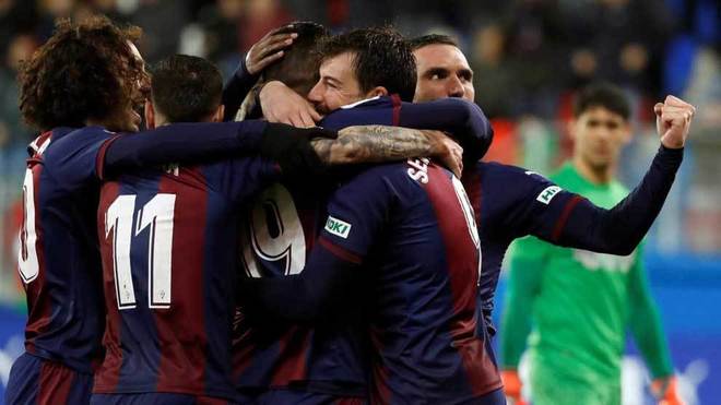Los jugadores del Eibar celebran uno de los goles ante el Girona.