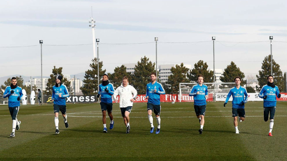 Los jugadores del Real Madrid, en el entrenamiento de esta maana en...