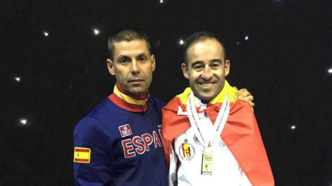 lex Vidal posa con su oro mundial de 2017 y junto al seleccionador...