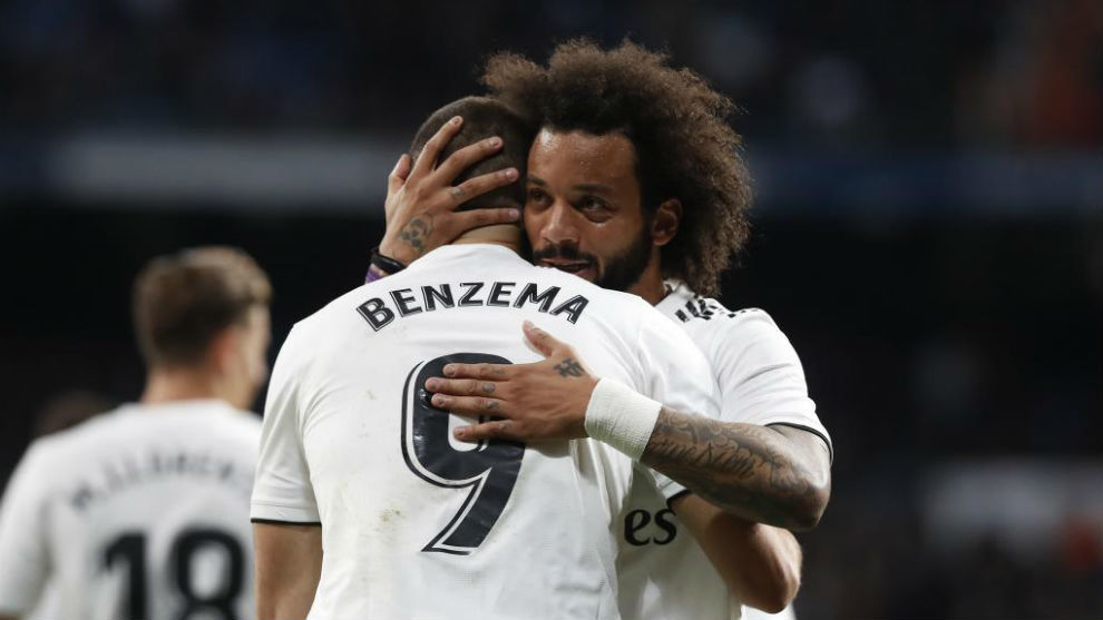 Marcelo felicita a Karim tras un gol del francs.