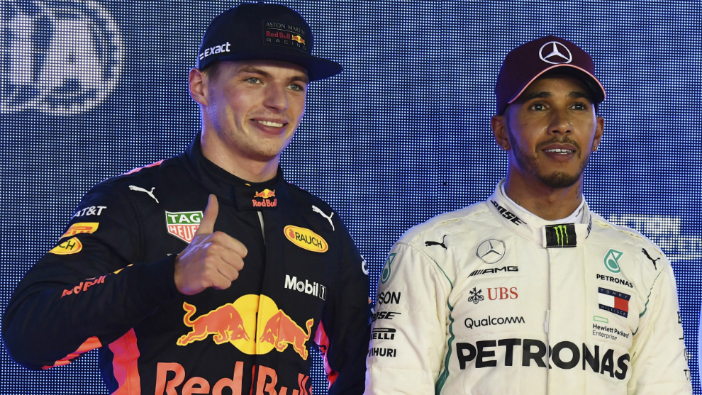 Max Verstappen, junto a Lewis Hamilton, en el podio.