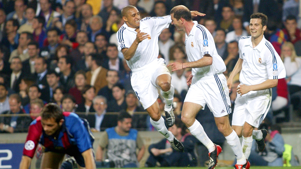 Solari,detrs de Roberto Carlos y Zidane tras el 0-1 en el Camp Npu...