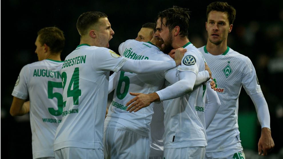 Los jugadores del Werder Bremen celebran su pase a cuartos de final