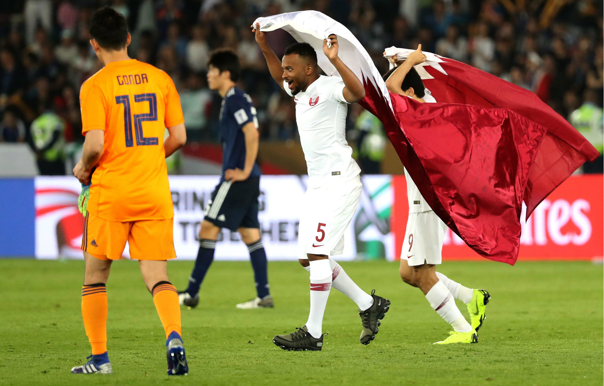 Ahmed Fathy porta la bandera de Qatar tras la consecucin de la Copa...