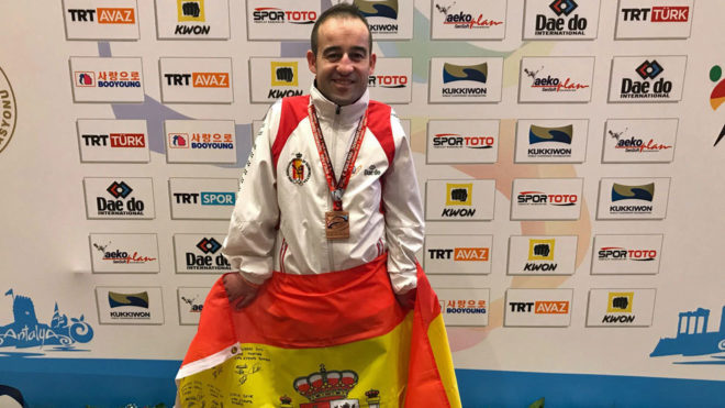 Alex Vidal, con el bronce mundial al cuello y la bandera de Espaa.
