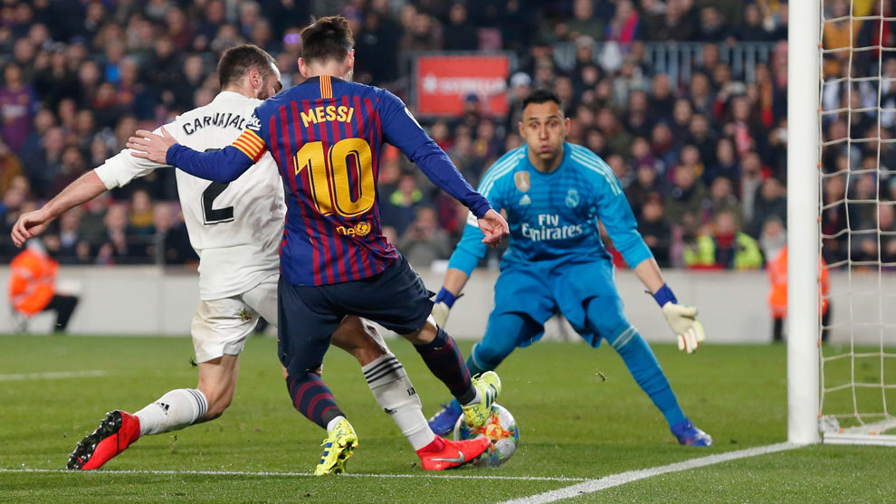 Keylor Navas ante Messi durante el partido ante el Barcelona.