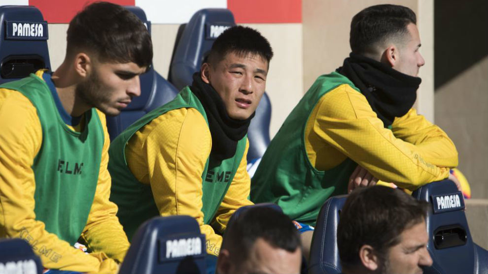 Wu Lei on the bench at the Estadio de la Cermica.