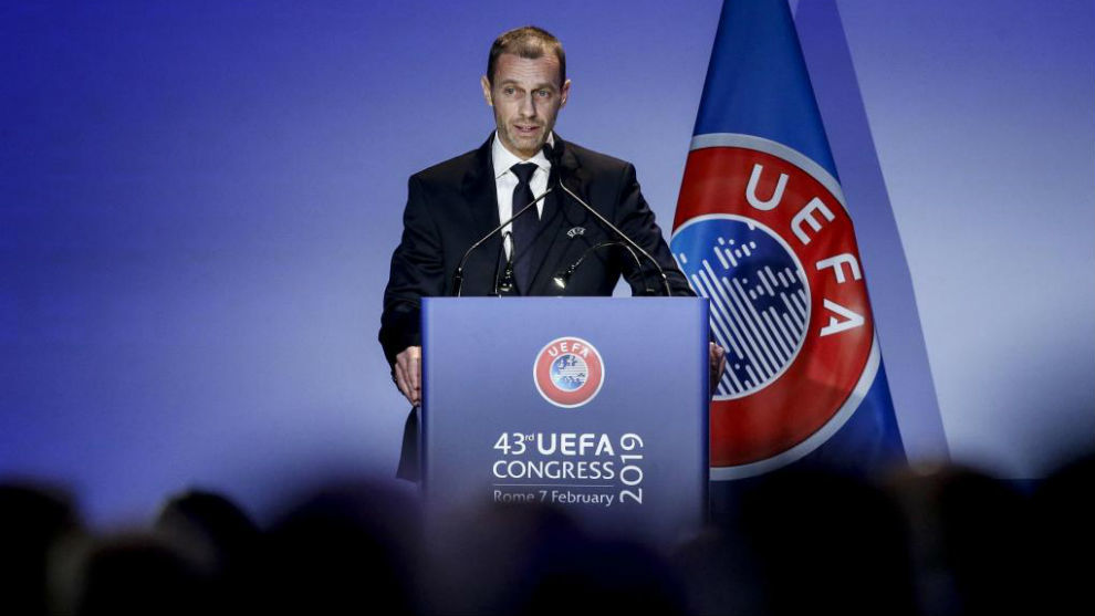 El presidente de la UEFA, Aleksander Ceferin, pronuncia su discurso en...