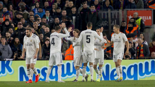 Los jugadores del Madrid celebran el gol de Lucas en el Camp Nou