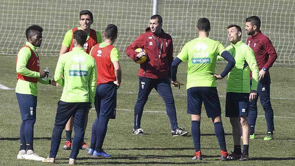 Diego Martnez, rodeado por sus jugadores en un entrenamiento de esta...