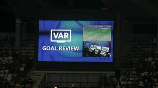 Imagen del VAR en el videomarcador de un estadio.