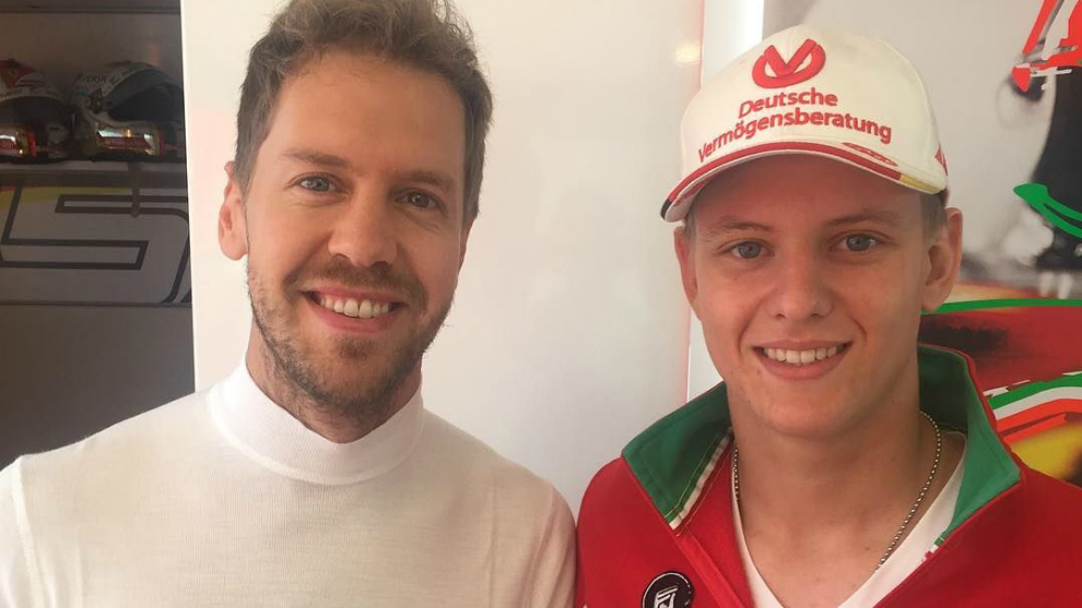 Mick Schumacher posa con Sebastian Vettel.