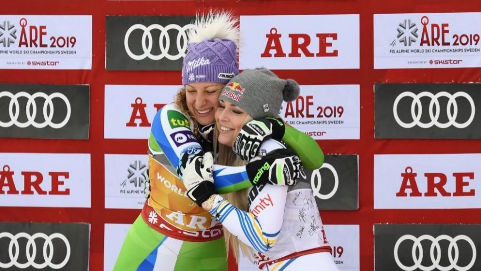 Ilka Stuhec y Lindsey Vonn se abrazan en el podio.
