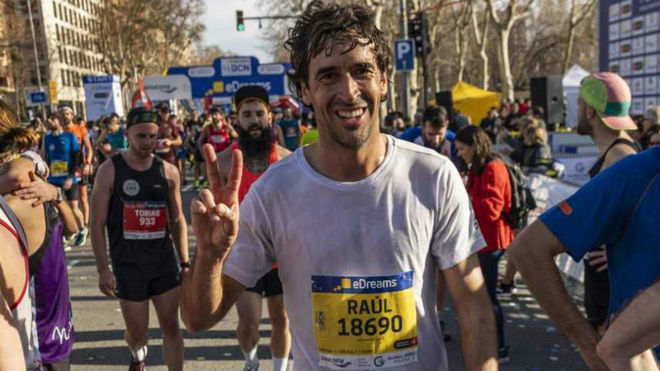 peine Fusión Preferencia Atletismo: Raúl González Blanco acaba con nota el medio maratón de  Barcelona | Marca.com