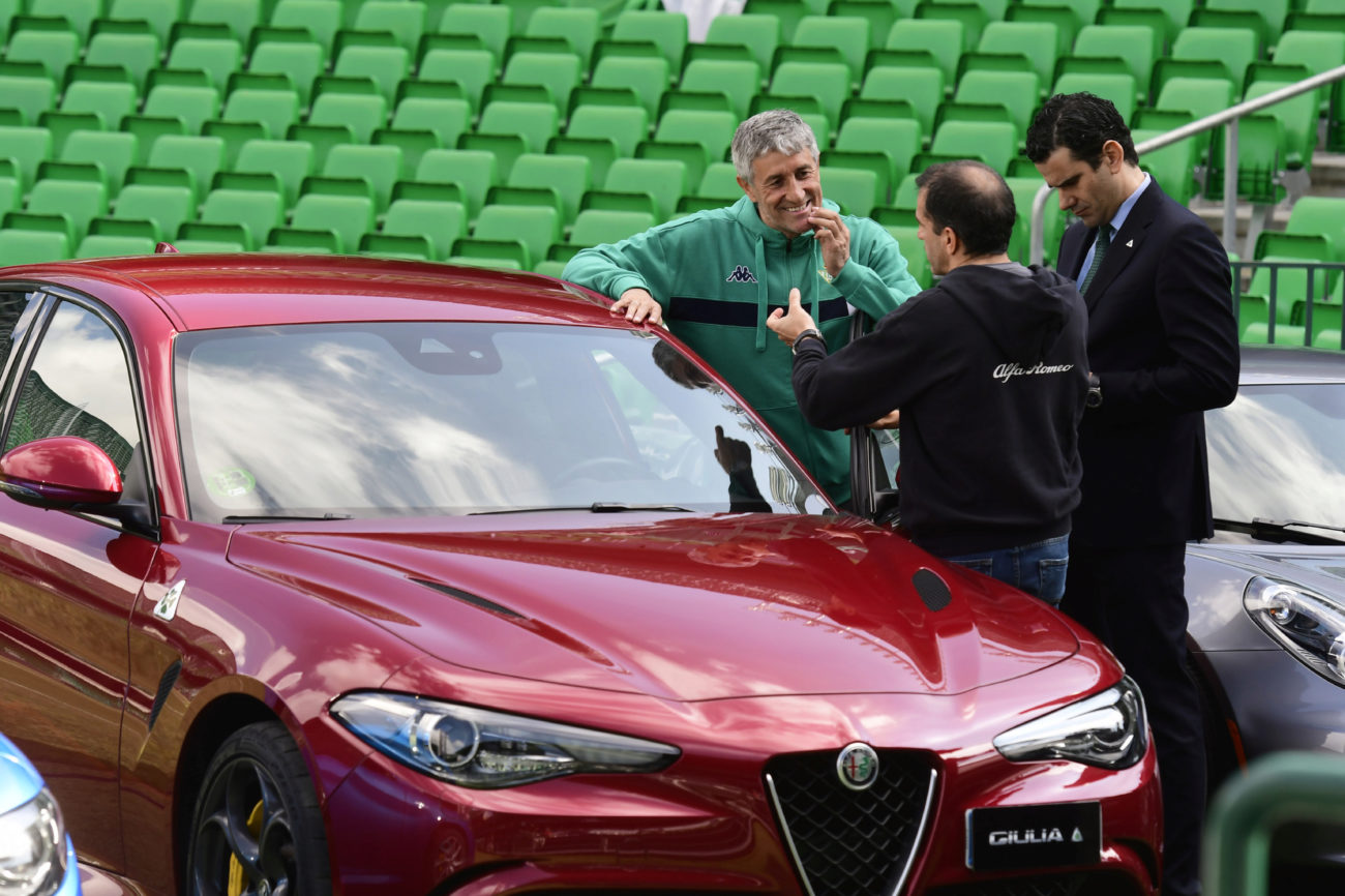 Entrega de coches de Alfa Romeo a la plantilla del Betis