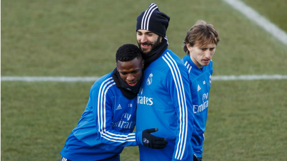 Vinicius hugs Benzema during a training session at Valdebebas.