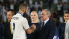 Benzema saluda a Florentino tras recoger su medalla en el Mundial de...