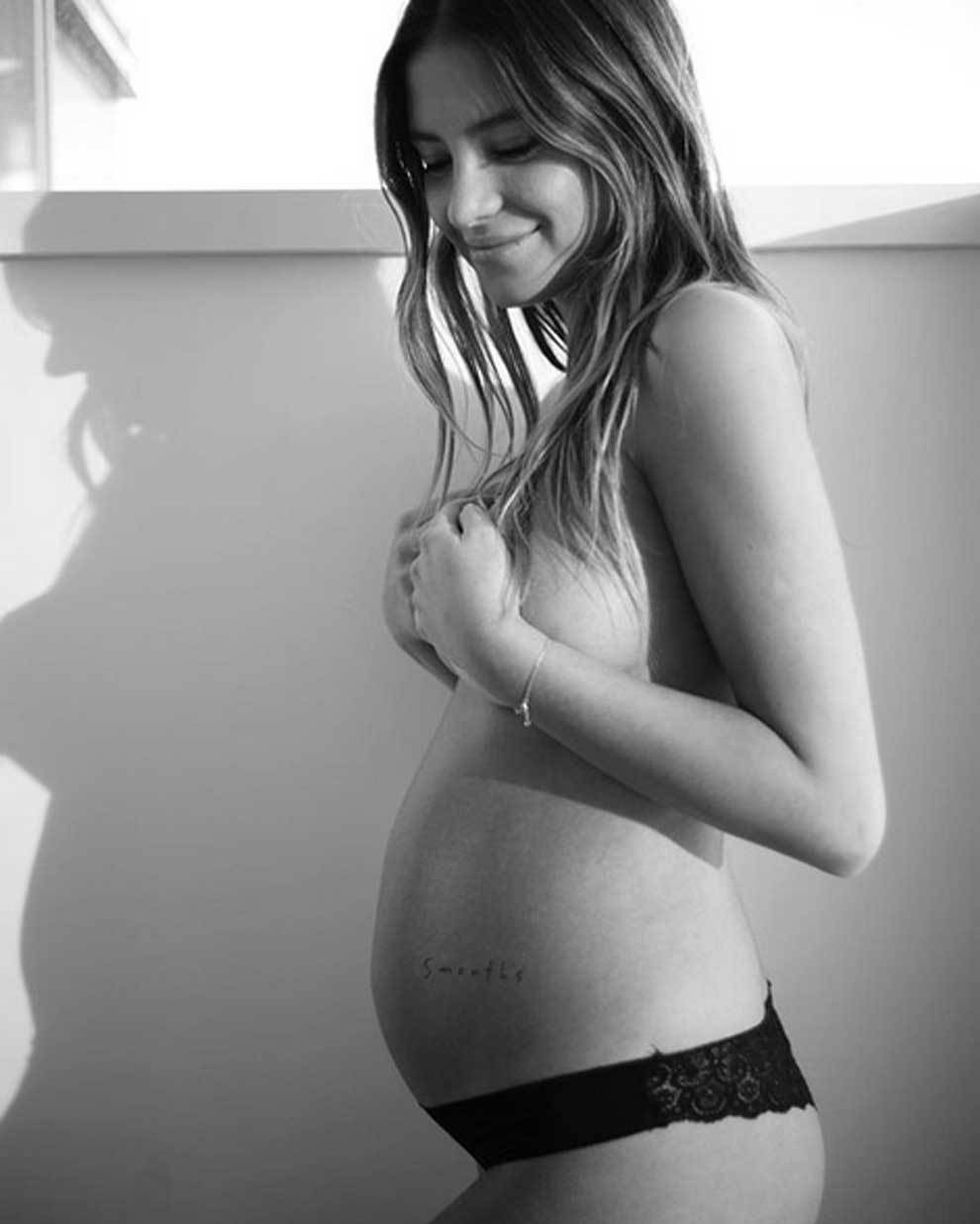 Sarah Kohan posa en toples en su quinto mes de embarazo