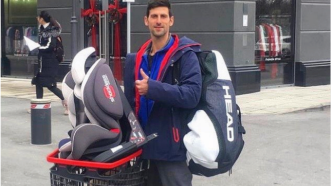 Djokovic, con su bolsa de deporte... y la sillita de uno de sus hijos