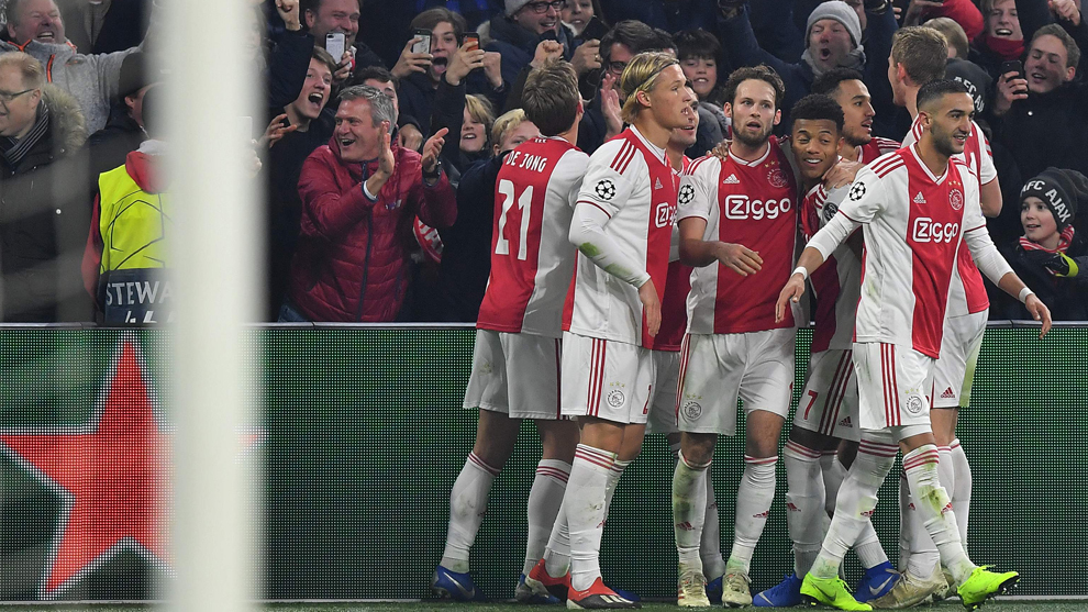 Los jugadores del Ajax celebran un gol ante el Bayern.
