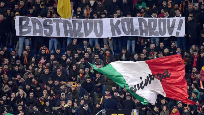 Los ultras de la Roma muestran su pancarta con el insulto a Kolarov