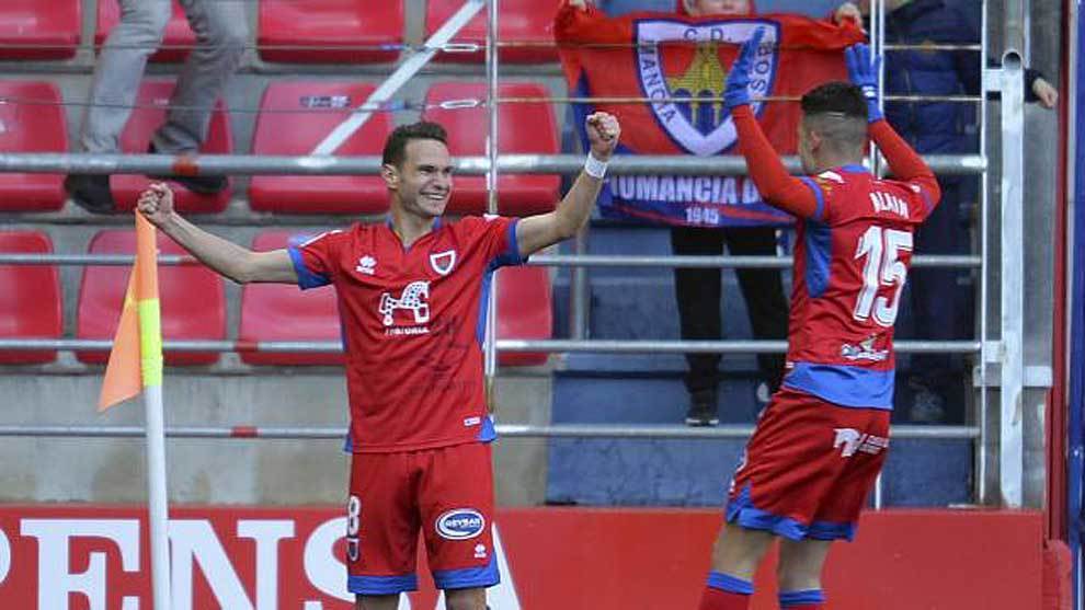 David Rodrguez celebra su gol al Lugo junto a Alain Oyarzun