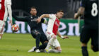 Ramos defiende un baln ante el Ajax.