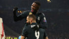 Vincius y Benzema celebran el primer gol del Madrid en el campo del...