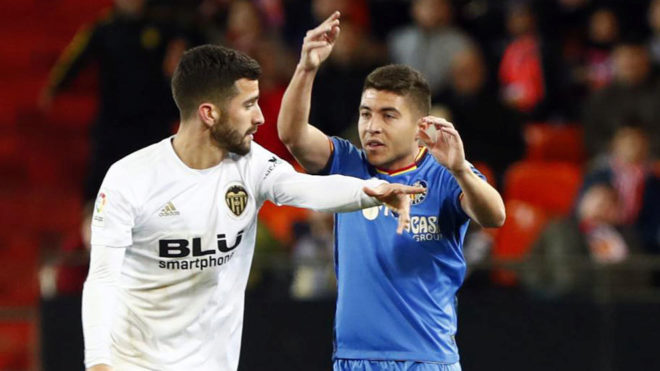 Portillo se encara con Gay, durante el partido Valencia-Getafe.