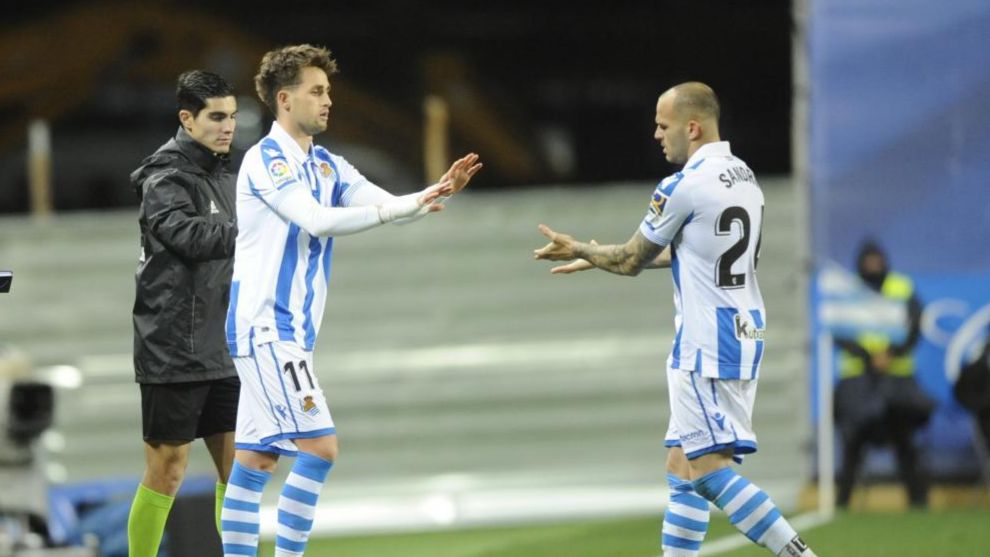 Januzaj sustituye a Sandro en el partido contra el Huesca en Anoeta.