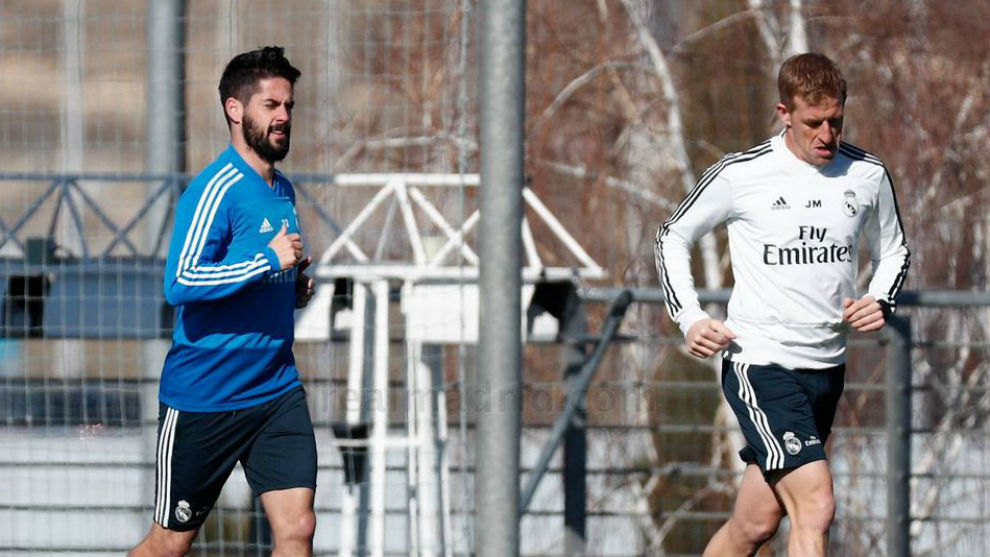 Isco alongside the physio in Friday&apos;s training session.