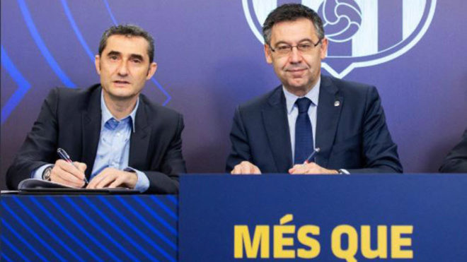 Valverde and Bartomeu during the signing of the contract.