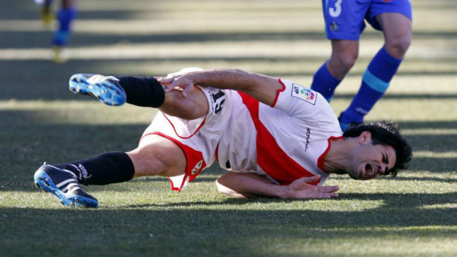 Diego Costa se duele en el suelo en un partido con el Rayo.