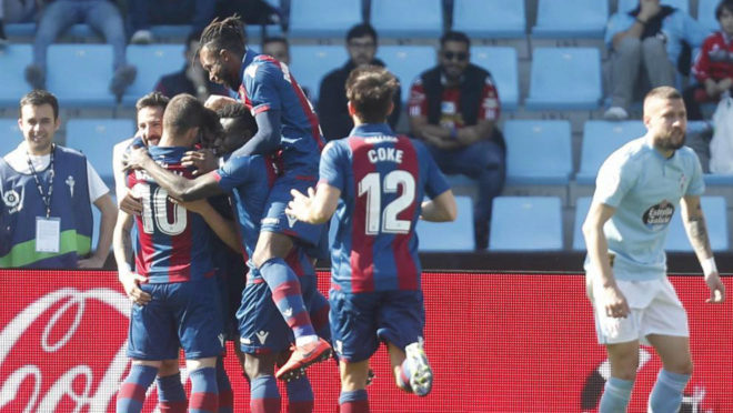 Los jugadores del Levante celebran la victoria en Vigo.