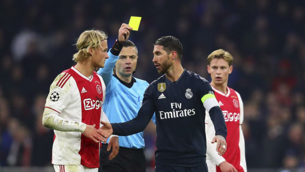 Ramos ve la tarjeta amarilla ante el Ajax.