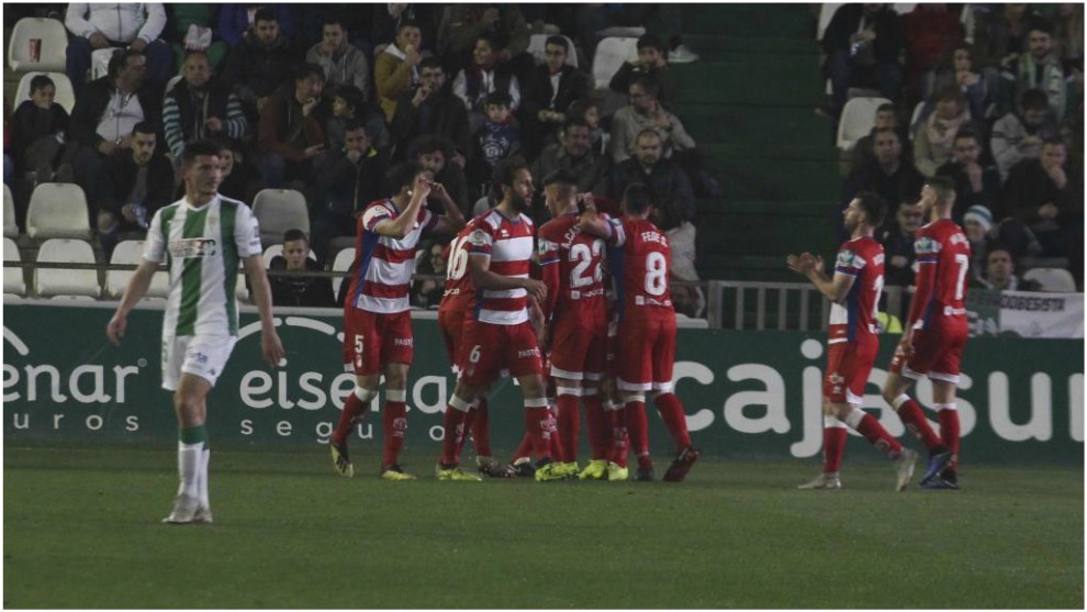 Los jugadores del Granada celebran la victoria ante el Crdoba