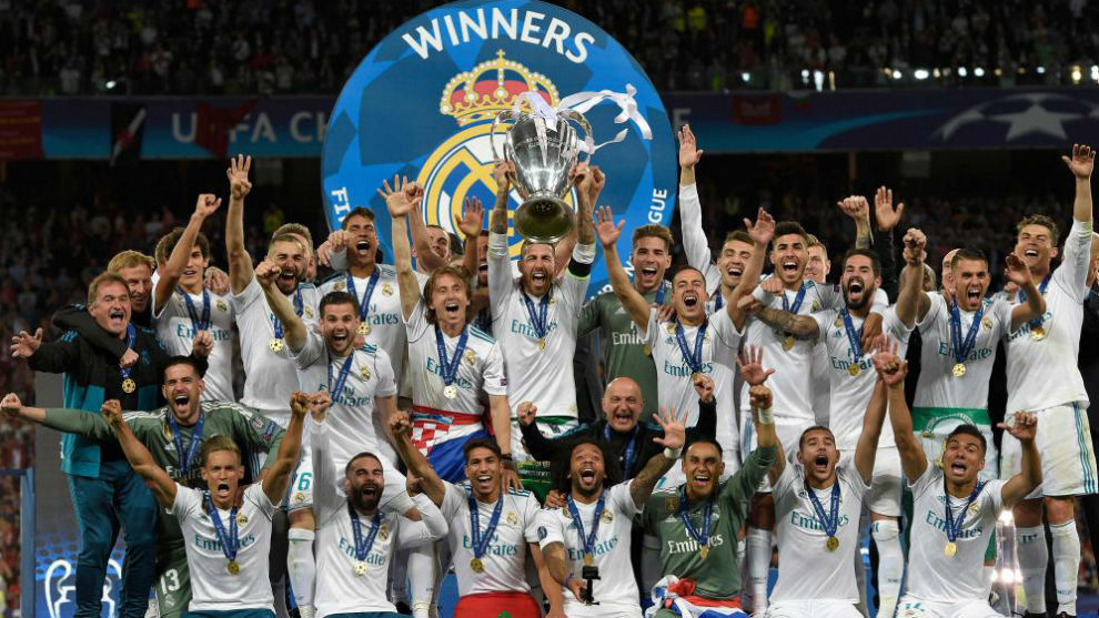 El Real Madrid celebra su duodcima Champions League tras imponerse...