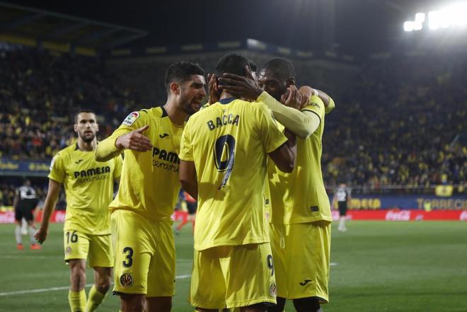Los jugadores del Villarreal celebran el gol de Ekambi ante el...
