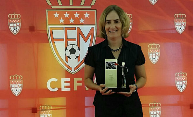 Marta Tejedor recibe un premio en la Federacin de Ftbol de Madrid.