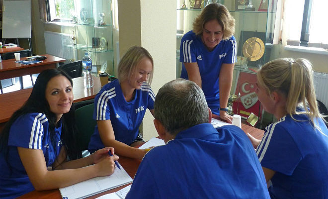 Marta Tejedor trabajando como instructora FIFA con otras entrenadoras.