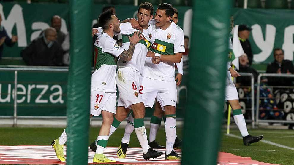 Los jugadores ilicitanos celebran con Manuel Snchez el segundo gol...